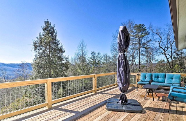 Cozy Hilltop Hideaway: 10 Mi to Nat’l Forests