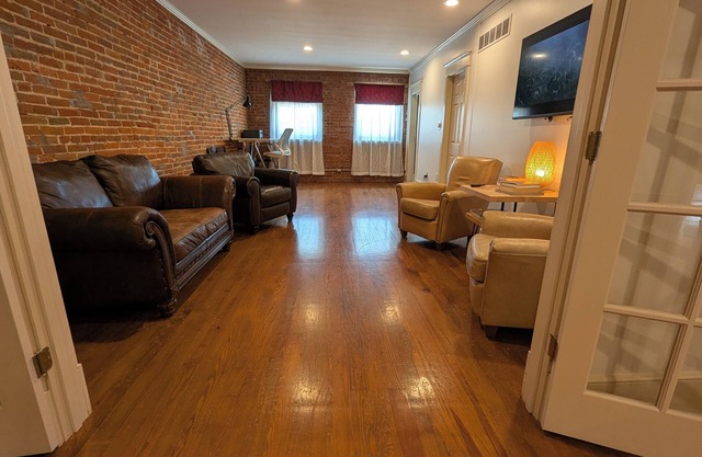 Historic Downtown Lexington - Whole Apartment - 2 Bedroom Sleeps 4