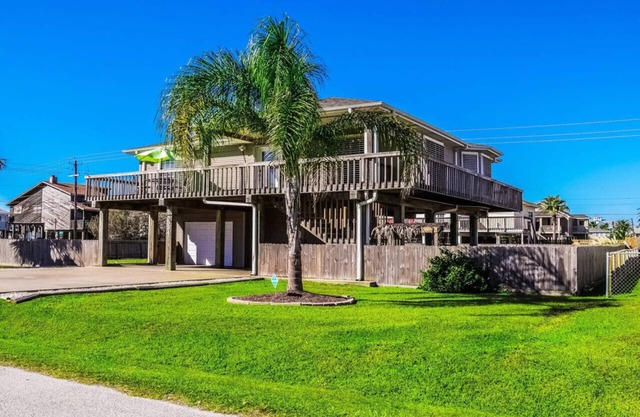 Cozy Holiday Home, Large Deck & Fenced Yard