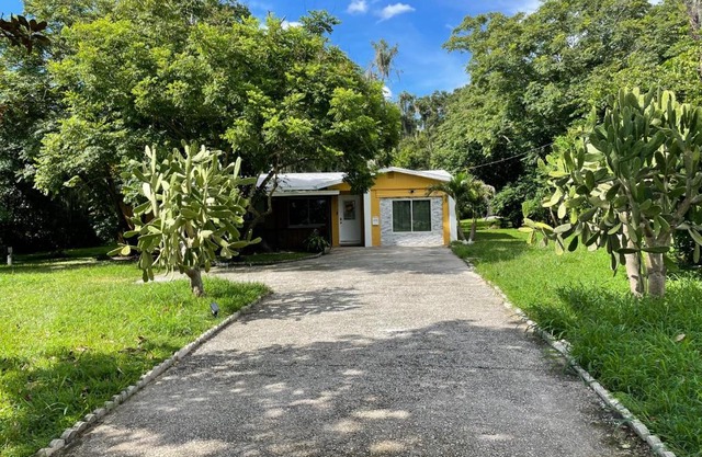Cozy holiday Home near all things Tampa Bay!