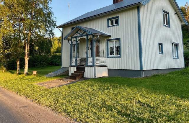 Cozy holiday home situated along a quiet side road of the popular Vildmarksvägen