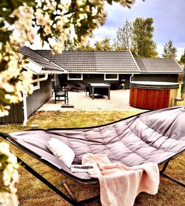 Cozy holiday home - spa, hot tub and play room - close to Marielyst square