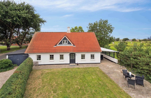 Cozy holiday home with a view of the North Sea