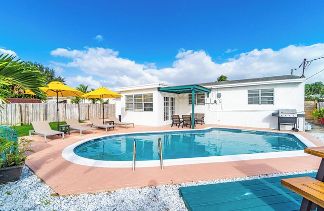 Cozy Hollywood Private Pool Retreat - Ping pong