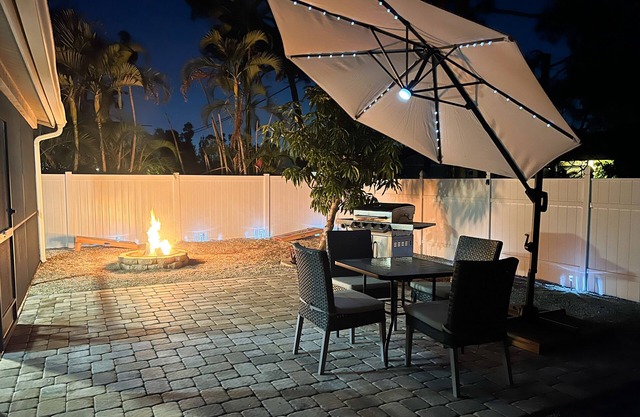 Cozy Home 20 min to Beach! Private Backyard. Pet Friendly