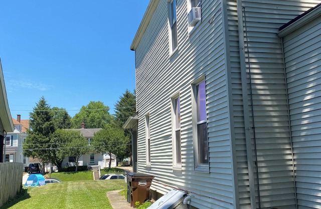Cozy home 5 beds private yard sleeps 6