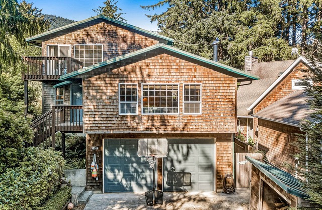 Cozy home 4 blocks from the beach with deck, woodstove & sunroom