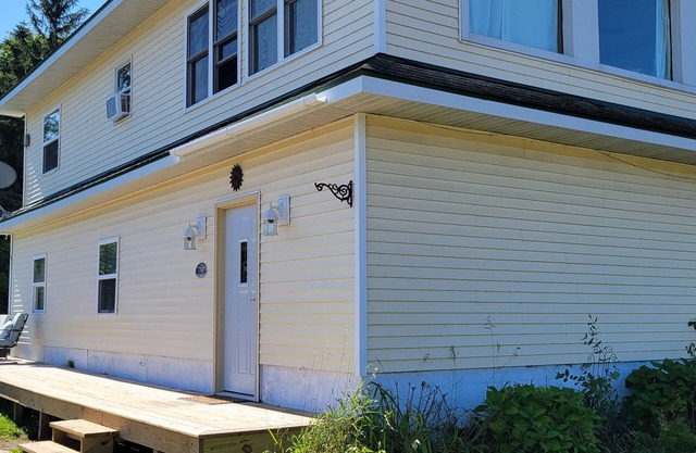 Cozy home centrally located with view of lake Superior and comfy beds!