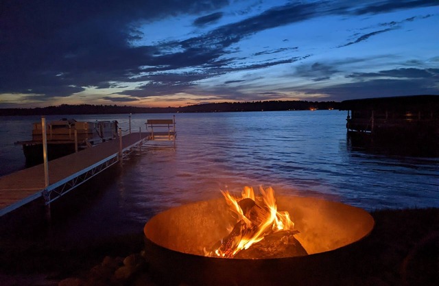 Cozy Home, Hot Tub, Dock, Kayaks, Swimming, Fishing, Pub in Walking Distance