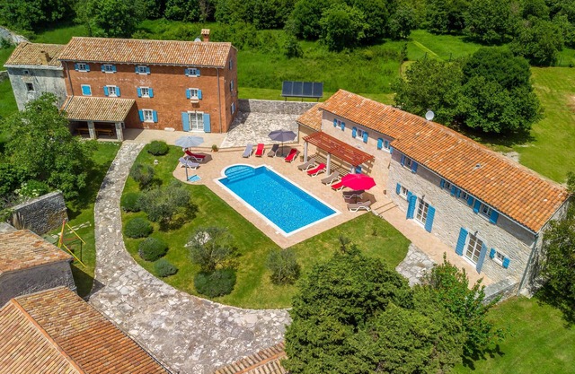 Acogedora casa en Barban con sauna