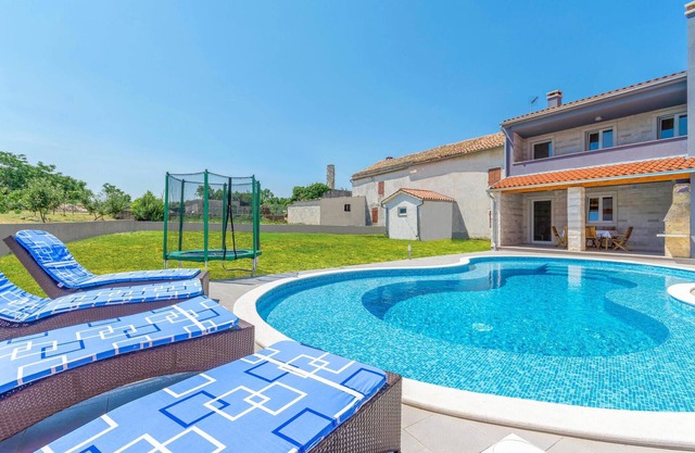 Acogedora casa en Bratulici con cocina