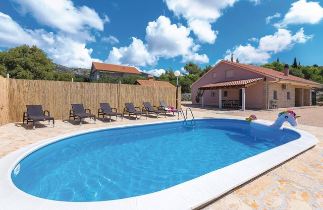 Acogedora casa en Dubrava con WiFi