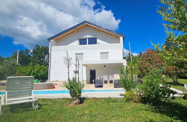 Acogedora casa en Hrvace con jacuzzi