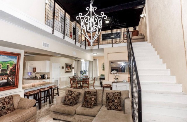 Cozy Home in mid valley, 3 minutes away from outlets.