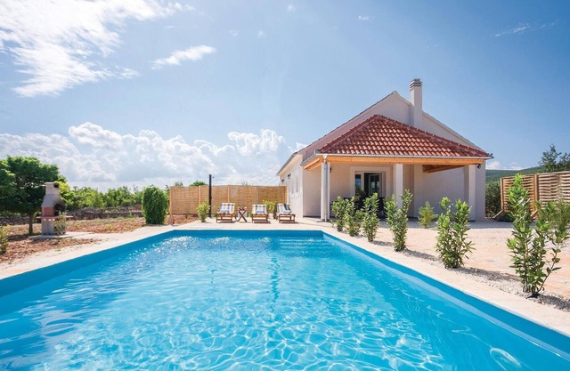 Acogedora casa en Radonic con WiFi