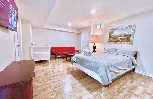 Cozy Home in Richmond Hill with Free Parking