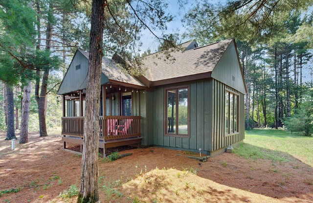 Cozy Home in the trees, w/ large yard, fire pit, gas grill, & WIFI