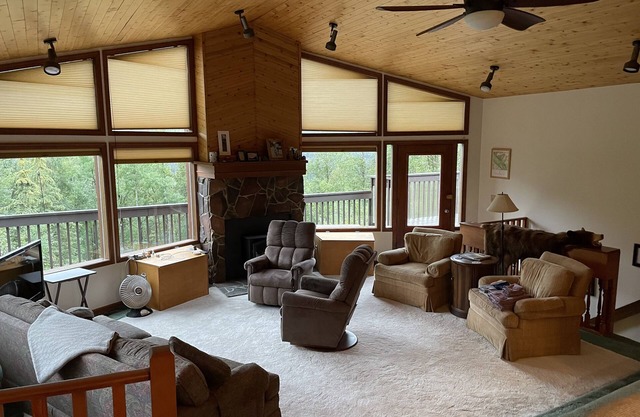 Cozy home in the wilderness with beautiful mountain views