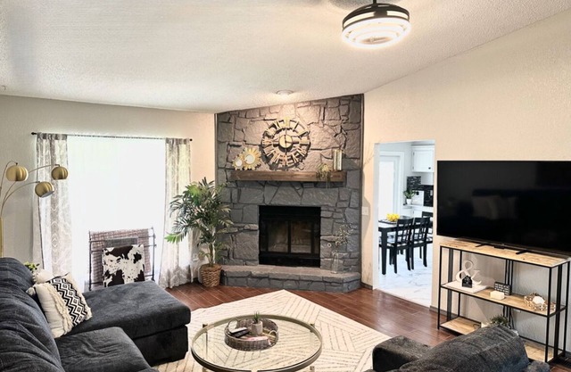 COZY Home in Trails South with coffee bar. Close to OKC/Guthrie, pets welcome!