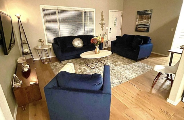 Cozy home located next to everything you need ✈️🛍🛣🍽