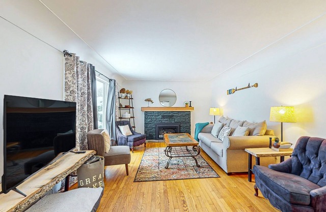 Cozy Home Located near Lakes & Trails, large backyard, eV charger & WIFI