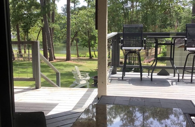 Frente al hogar en el lago Sam Rayburn!