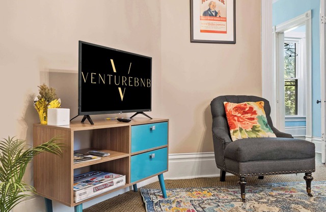 Cozy & Charming Frankfort Ave Apartment Hideaway