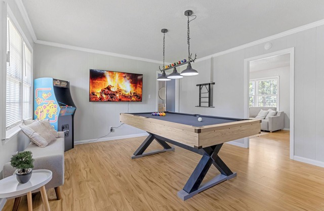 Cozy Home w/ Pool Table, Arcade & Firepit