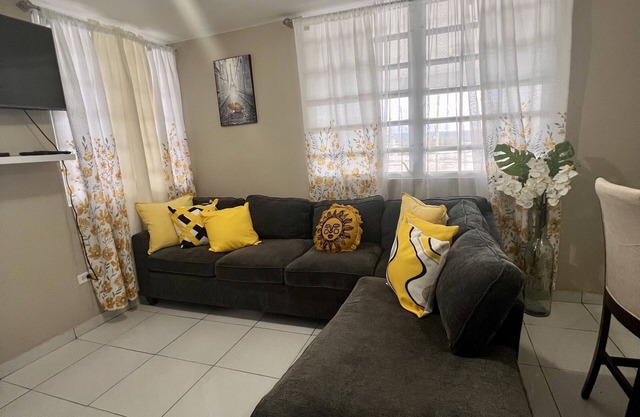 Cozy Home w/ private parking- 10 min to beach