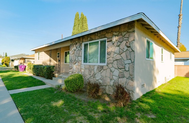 Cozy Home Walking Distance to Hospital and Minutes From Mall Shopping Center!