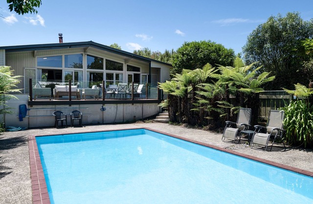 Cozy home with a pool! 5 minutes to Rotorua Town Centre.