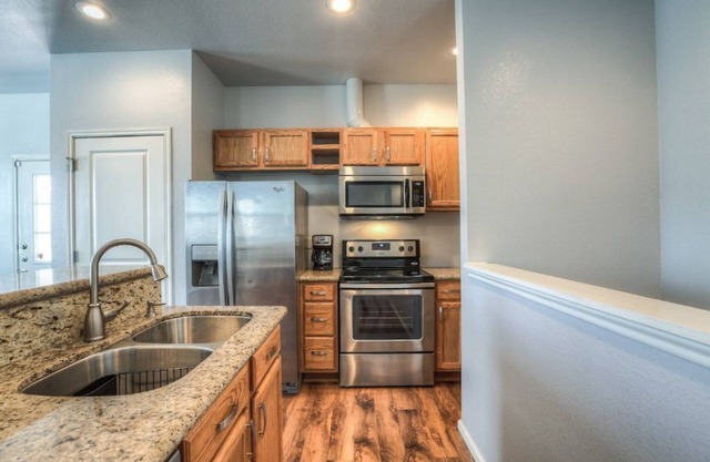 Cozy Home with Balcony: Near Med Center | Downtown
