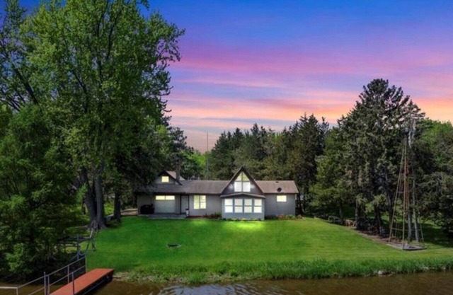 Cozy home with breathtaking sunrises & view of Little Rock Lake for all seasons