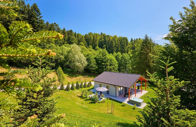 COZY HOME WITH JACUZZI&SAUNA