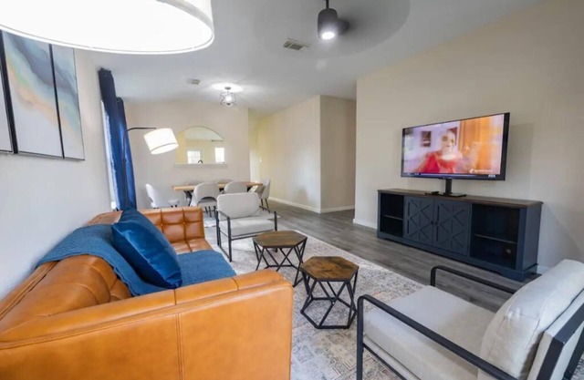 Cozy Home with Oversized King Suite, 15 min to IAH