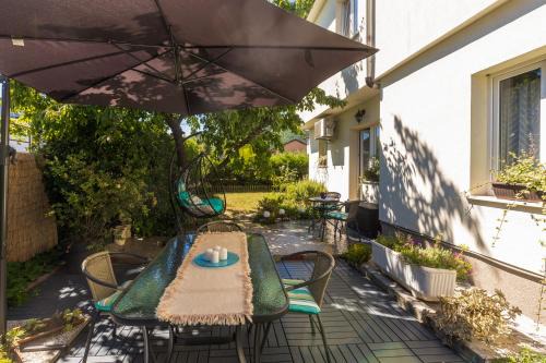 Cozy Home with Private Garden - Happy Rentals