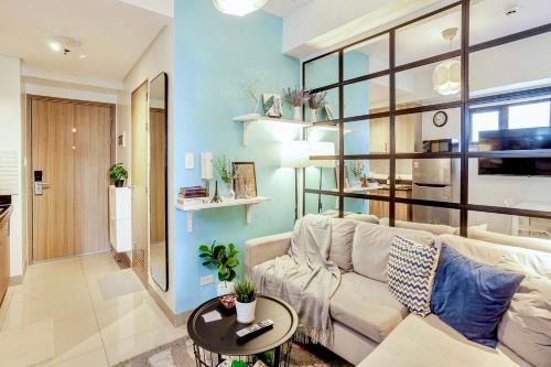 Cozy & Homey 1BR Apartment near MOA facing Pool with Own Parking with Netflix & DisneyPlus & up to 200mbps Wifi