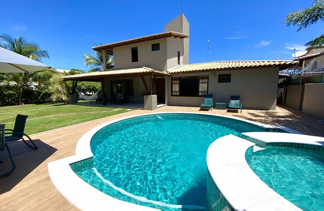 Aconchegante Casa en Guarajuba 4/4 con Piscina, a 200m de la Playa, en condominio.