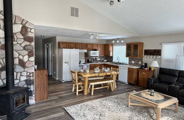 Cozy house in Indian River. Walking distance to Burt Lake and the public Beach.