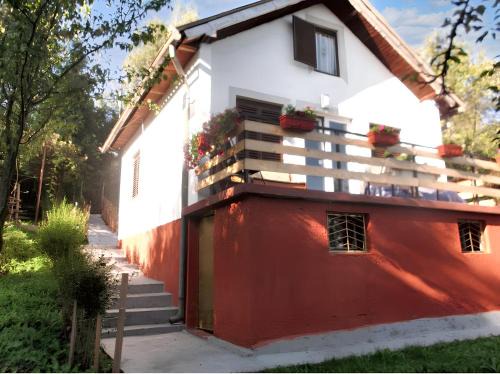 Cozy House in Jazvine with Garden