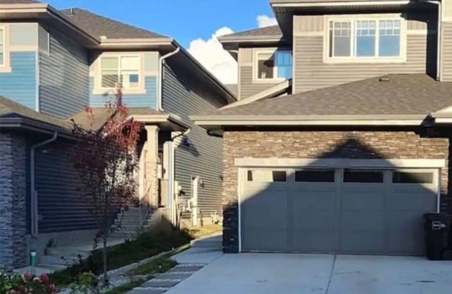 Cozy house in lovely Edmonton with spacious office and fast WiFi