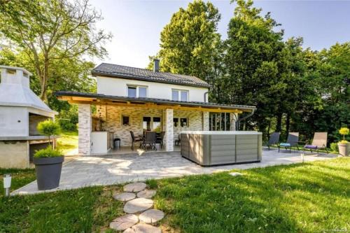 Cozy House In Nature With Hot Tub - Happy Rentals