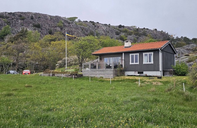 Cozy house in Skärhamn surrounded by mountains, 450m to the sea | SE09117