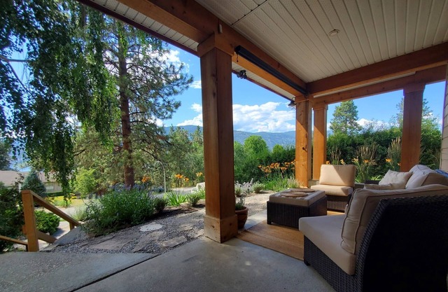 Acogedora casa a la sombra de pinos con vista al lago y a la montaña