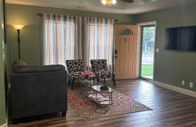 Cozy house in Tulsa - 10 min to major HWY& Malls. 7- 9 miles to major hospitals