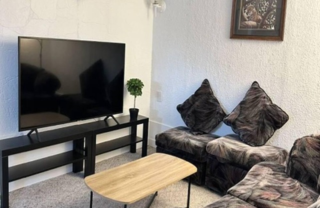 Cozy House near Airport and Shopping Mall! Family and Pet friendly.