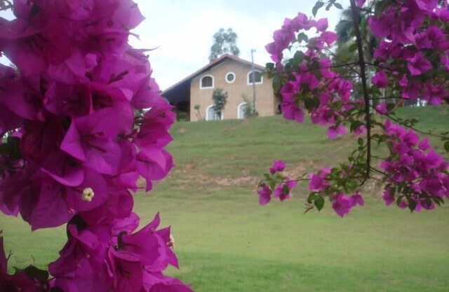 Aconchegante casa en la cima de la montaña con vista privilegiada a la presa.