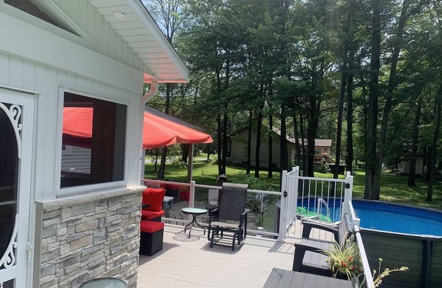 Cozy house on wooded lot with swimming pool