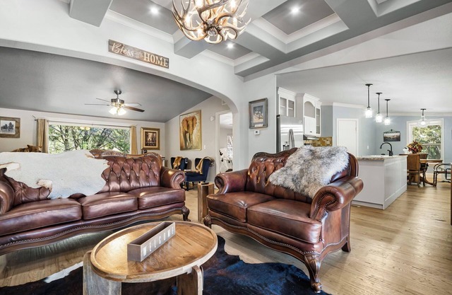 Cozy house secluded on 2.5 acres in the city of Granbury - close to everything!