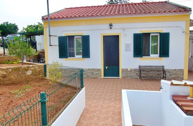 Cozy House to 5 minutes drive to the city. Outdoor space